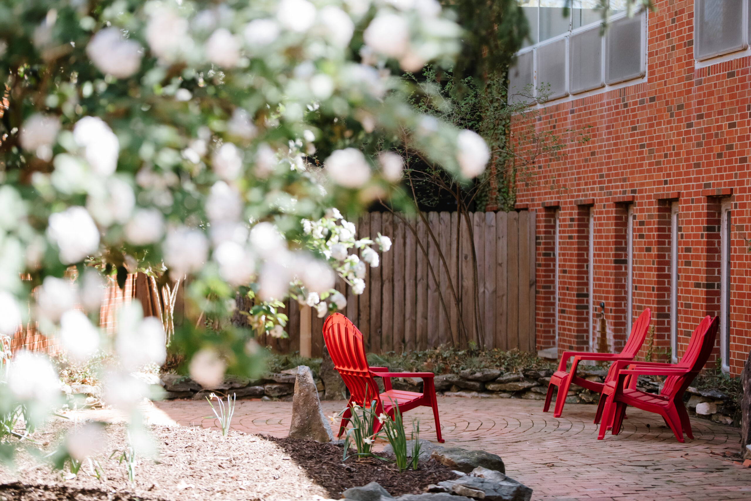 Cozy nook in garden on campus with red chairs